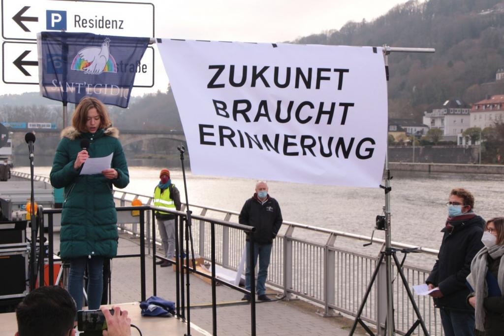 Menschenkette von Hunderten von Jugendlichen zum Gedenken an die Deportation der Juden aus Würzburg - Jugend für den Frieden ruft auf, die Zukunft mit einer Kultur der Erinnerung aufzubauen